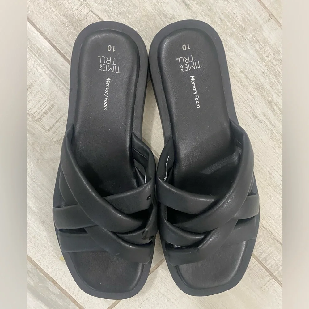 NWOT Black Platform Wedge Strappy Sandals with TJ Memory Foam, size 10